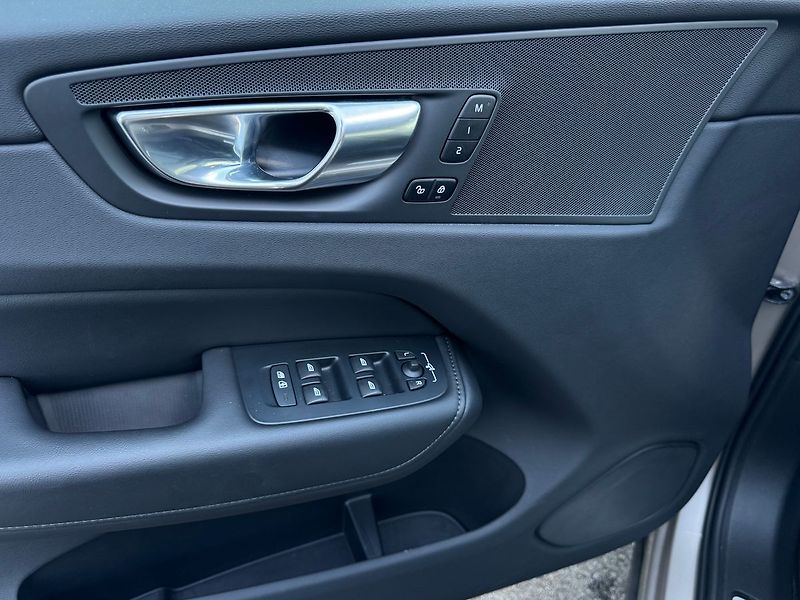 Volvo XC60 PLUS DARK B5, FULL LED - fotka 9 z 24