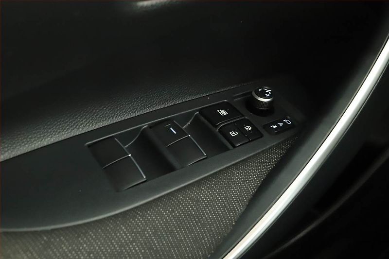 Toyota Corolla (2025) 1.8 Hybrid - fotka 10 z 16