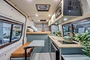 Campervan Mercedes-Benz Sprinter od americké firmy Bitterroot Builds je stvořený do divočiny.