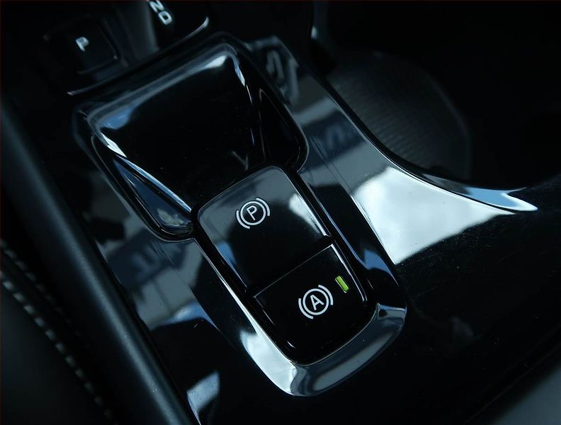 Volvo XC40 (2019) R-Design D4 AWD - fotka 19 z 27
