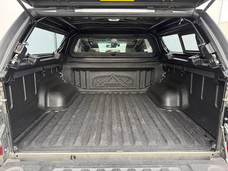 Toyota Hilux (2024) 2.8 D-4D 150 kW Executive 4x4 - fotka 23 z 25