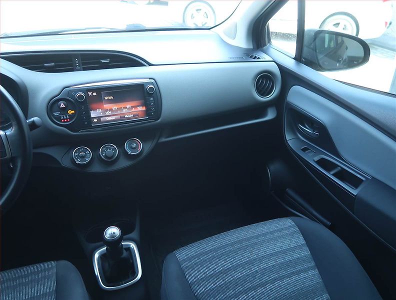 Toyota Yaris (2017) 1.0 VVT-i - fotka 8 z 16