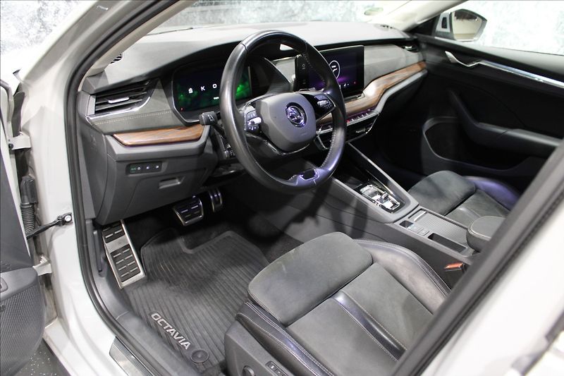 Škoda Octavia 2,0 TDI Scout 4x4 DSG 1.majite - fotka 11 z 40