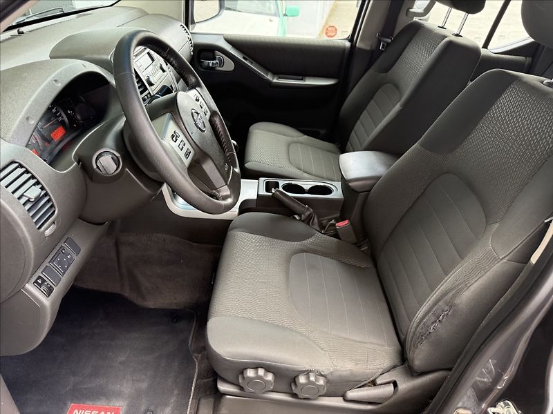 Nissan Navara 2,5 dCi 140kW,Hardtop,po servi - fotka 9 z 28