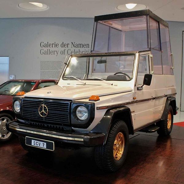 Na konci roku převzal papež Lev XIV nové elektrické BMW.