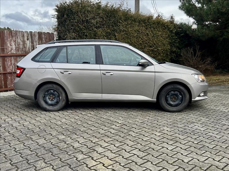 Škoda Fabia 1,0 MPI / KLIMA - fotka 6 z 37