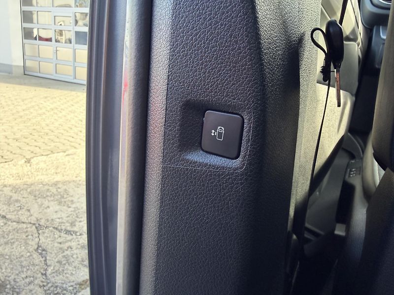 Citroën SpaceTourer 2.2 HDi 180EAT8 XL Shine - fotka 30 z 33