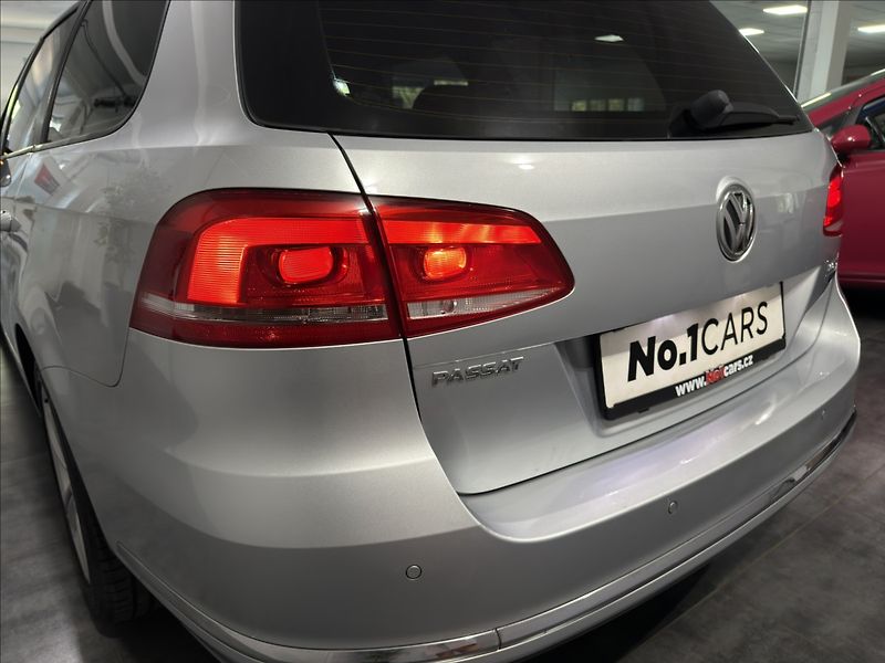 Volkswagen Passat 2,0   TDI DSG R-LINE 130kW NAV - fotka 32 z 39