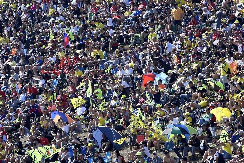 Motocyklová legenda Valentino Rossi při závodě na Masarykově okruhu v roce 2019.