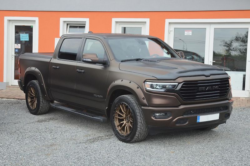 Dodge RAM (2022) 1500 BIGHORN 5.7 V8 HEMI 4x4  - fotka 1 z 51