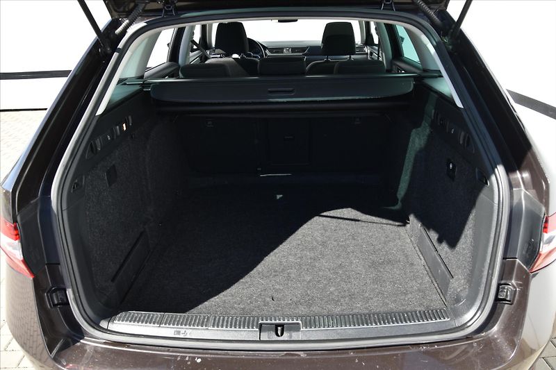 Škoda Superb 2.0TDi 140kW PANORAMA TAŽNÉ - fotka 12 z 27