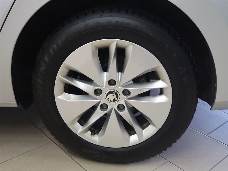 Škoda Octavia 2,0 TDI DSG 1.majitel CZ - fotka 33 z 34