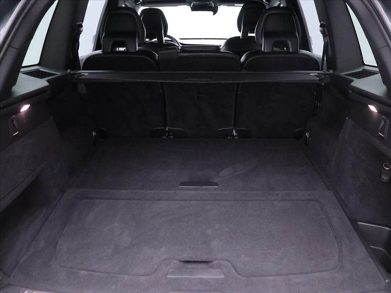 Volvo XC90 2,0 D5 Aut. AWD CZ R-Design - fotka 9 z 36