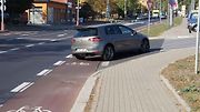 Auto může přejet pruh při odbočování, musí ale dát cyklistům přednost