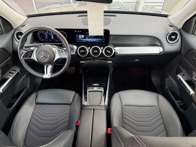 Mercedes-Benz GLB 180d - fotka 16 z 32