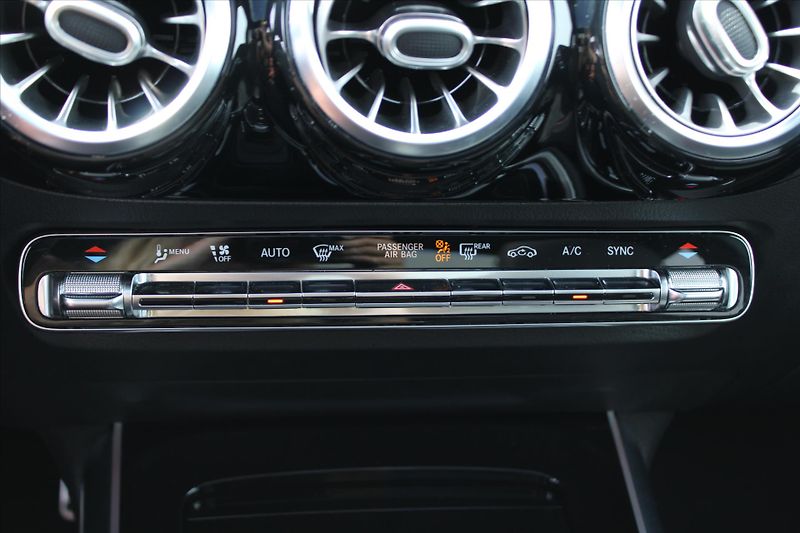 Mercedes-Benz GLA 250 165kW 4MATIC AMG ČR - fotka 29 z 34