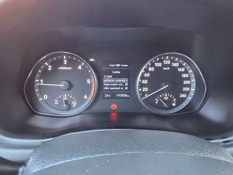 Hyundai i30 1.6CRDi COMFORT LED KAMERA NAV - fotka 16 z 39