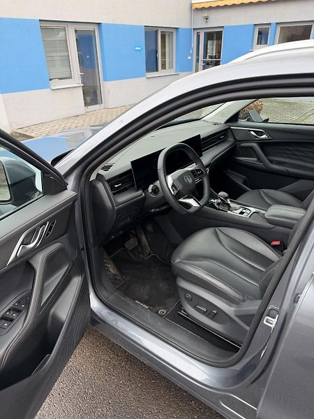 MG HS 1,5i 125kW navigace závěs  - fotka 10 z 18