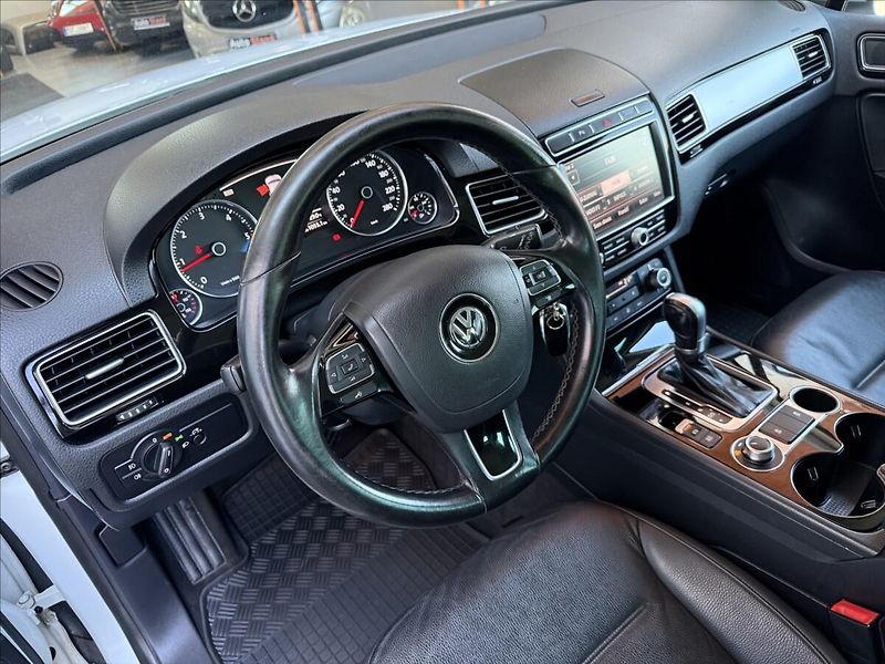 Volkswagen Touareg 3,0 TDI kůže,tažné,po servisu! - fotka 9 z 24