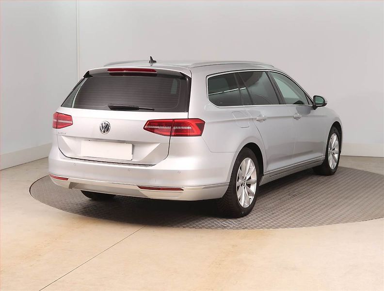 Volkswagen Passat (2018) Highline 2.0 TDI, Automat - fotka 5 z 17
