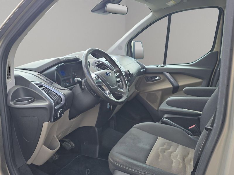 Ford Tourneo Custom (2016) 2.0 TDCi 96kW, L2 ČR, 1. Maj., - fotka 10 z 20