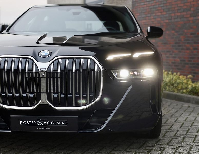 BMW Řada 7 (2023) 740d M SPORT xDrive - fotka 12 z 48