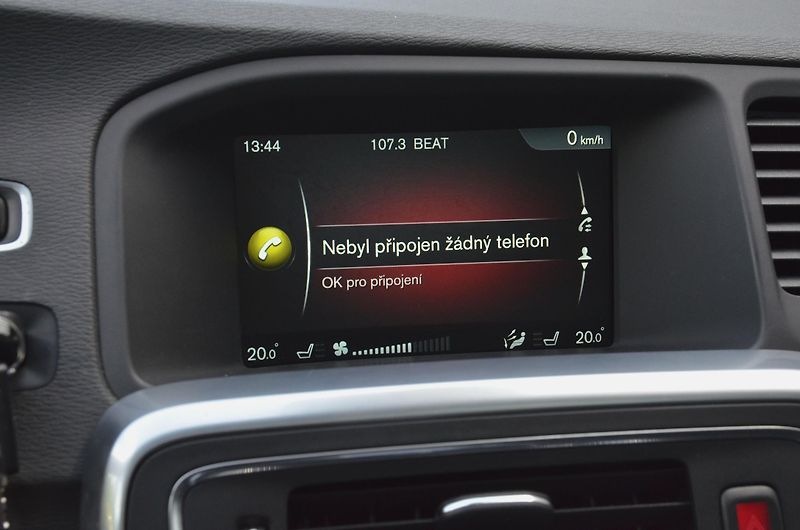Volvo V60 (2016) 2.4 D6 AWD PHEV 212kW Momentum - fotka 35 z 39