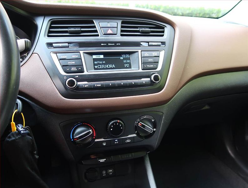Hyundai i20 (2016) 1.2, LPG, Park. senzory - fotka 12 z 15