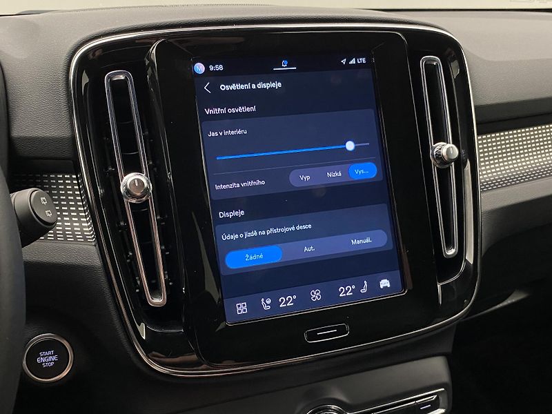 Volvo XC40 B4 AWD DARK PLUS AUT CZ - fotka 50 z 58