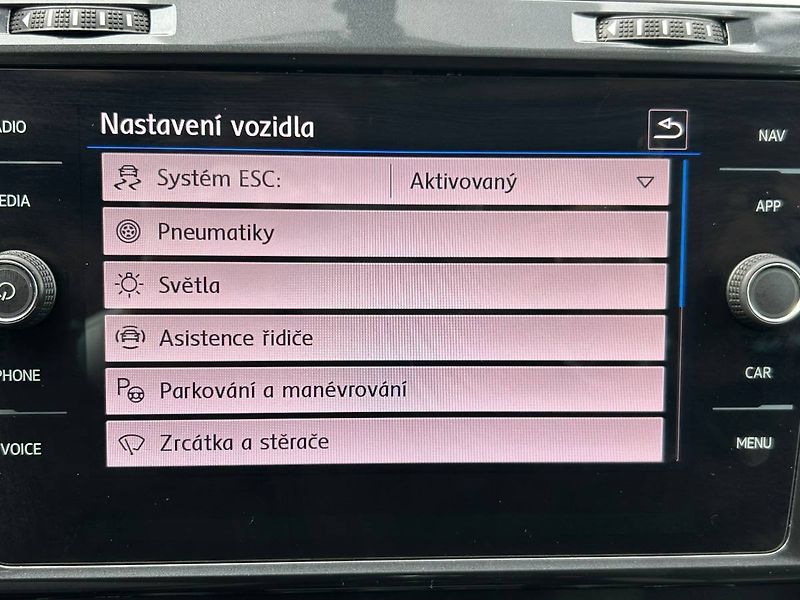 Volkswagen Golf (2020) 1.6 TDI 85 kW MANUÁL - fotka 17 z 35