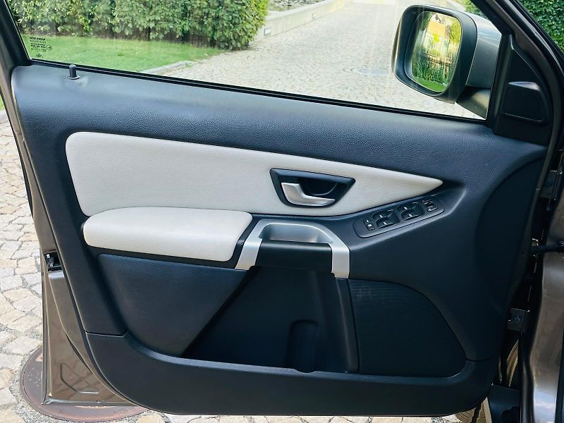Volvo XC90 2.4 D5 4x4 AUT SERVISKA TAŽNÉ - fotka 32 z 48