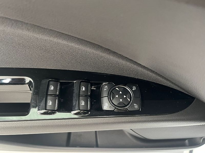 Ford Mondeo 2,0 Titanium LED Dynamic - fotka 25 z 52