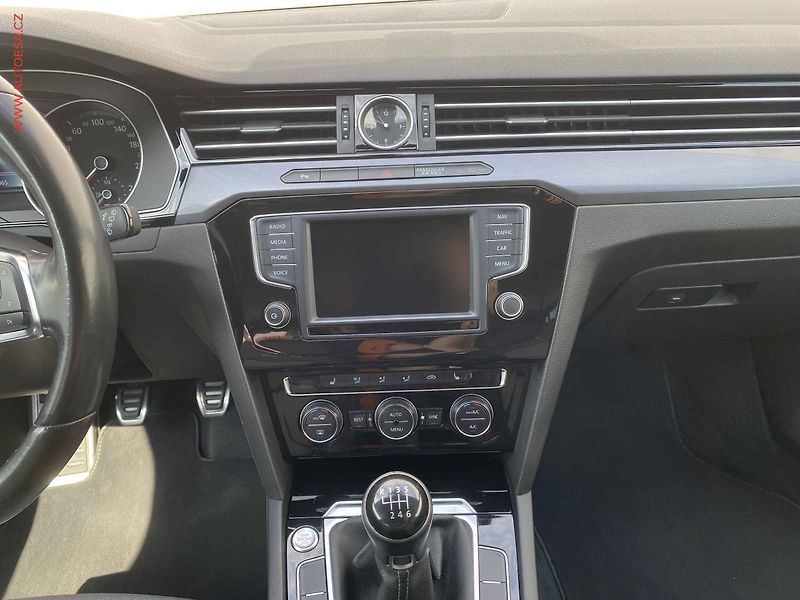 Volkswagen Passat (2015) 2.0 TDi, AC, výhřev sed. - fotka 12 z 19