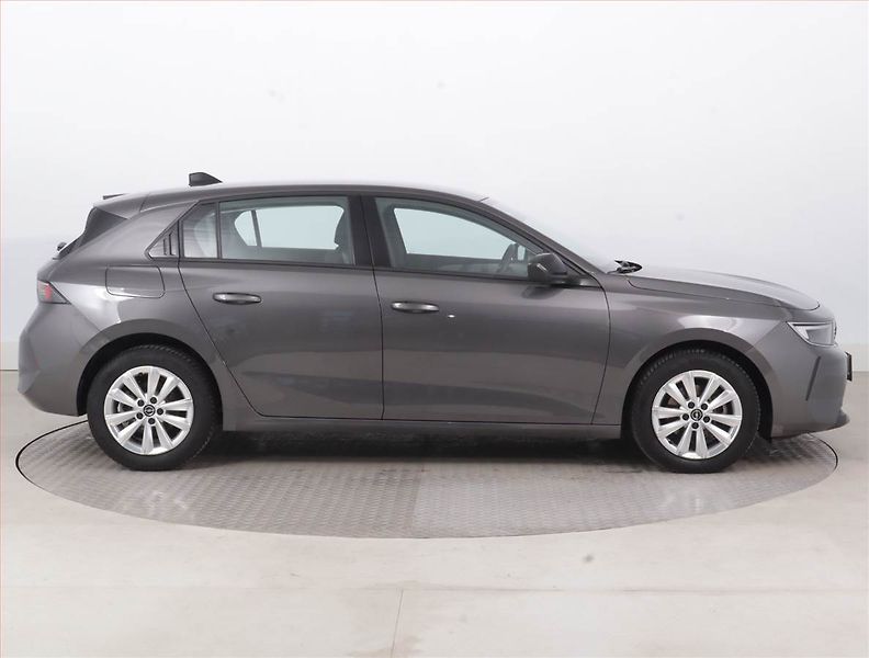 Opel Astra (2023) Edition 1.2 Turbo, Tempomat - fotka 6 z 15