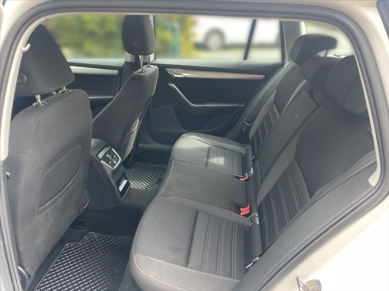 Škoda Octavia 1,5 TSI 110 Ambition - fotka 8 z 11