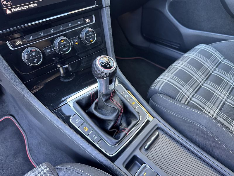 Volkswagen Golf (2017) GTD 2.0TDI 135kW - fotka 12 z 21