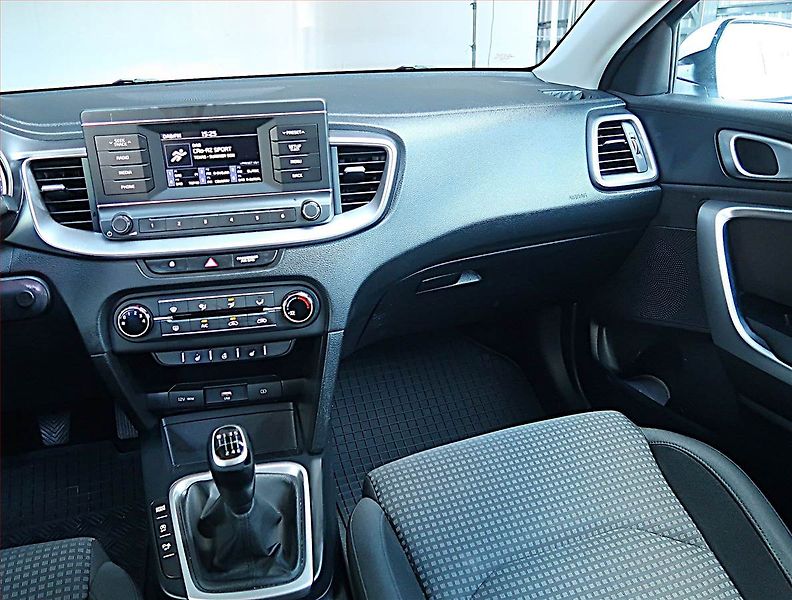 Kia Ceed (2022) Fresh 1.6 CRDi MHEV, ČR,1.maj - fotka 8 z 15