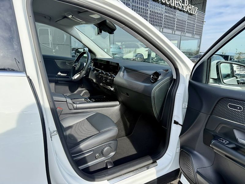 Mercedes-Benz GLA (2025) 220 4MATIC - fotka 30 z 40
