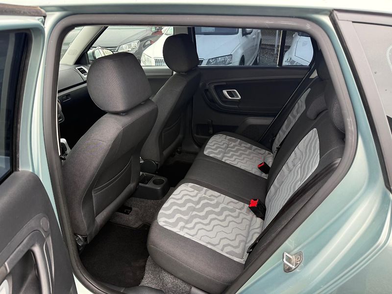 Škoda Fabia 1.6 16V AMBITION - fotka 9 z 13