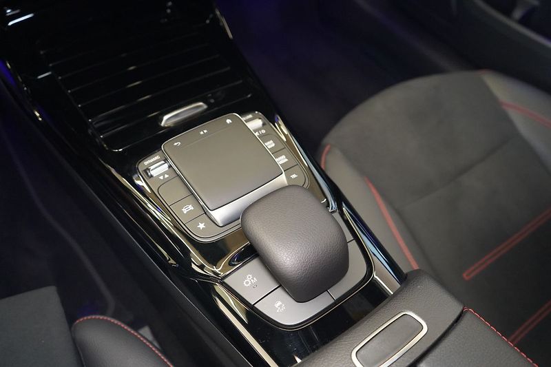 Mercedes-Benz Třídy A 35 AMG 4MATIC, AERO, Kamera - fotka 36 z 42