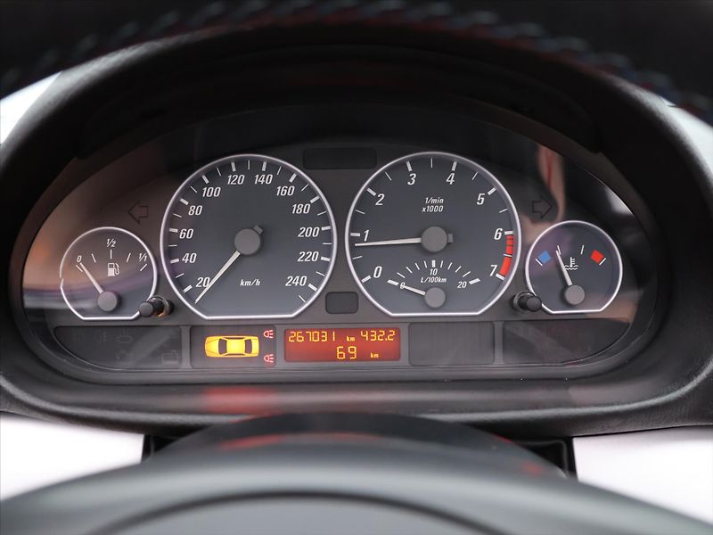 BMW Řada 3 3.0 330i 170kW Mpaket BiXenon - fotka 19 z 28