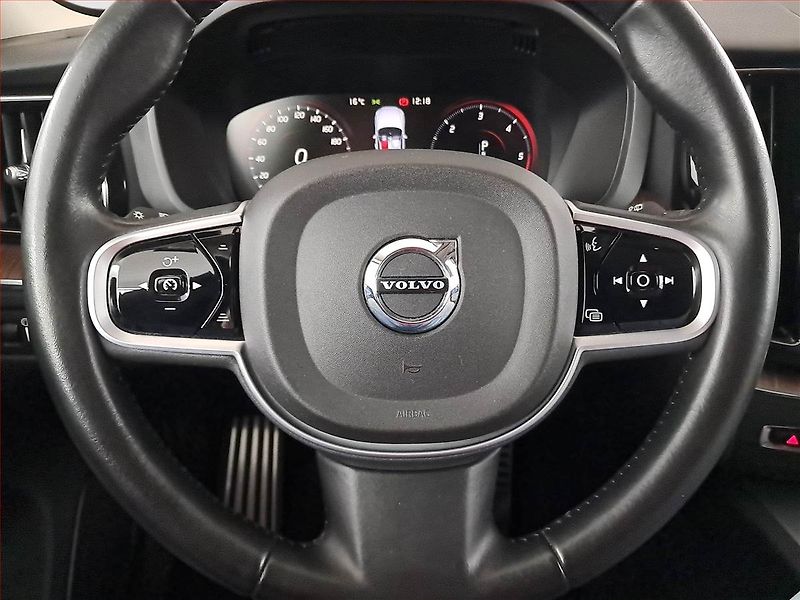Volvo XC60 (2018) D4 AWD - fotka 22 z 24