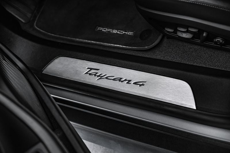 Porsche Taycan 4 Sport Chrono Pano - fotka 19 z 24