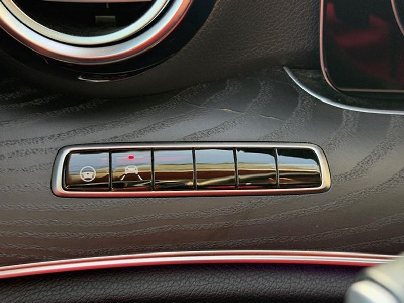 Mercedes-Benz Třídy E E 220D 4MATIC, AMG PAKET - fotka 17 z 35