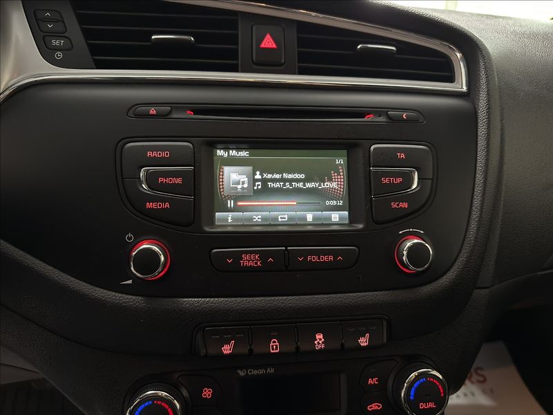 Kia Ceed 1,6   GDI KAMERA VÝHŘEV 61TKM - fotka 12 z 31