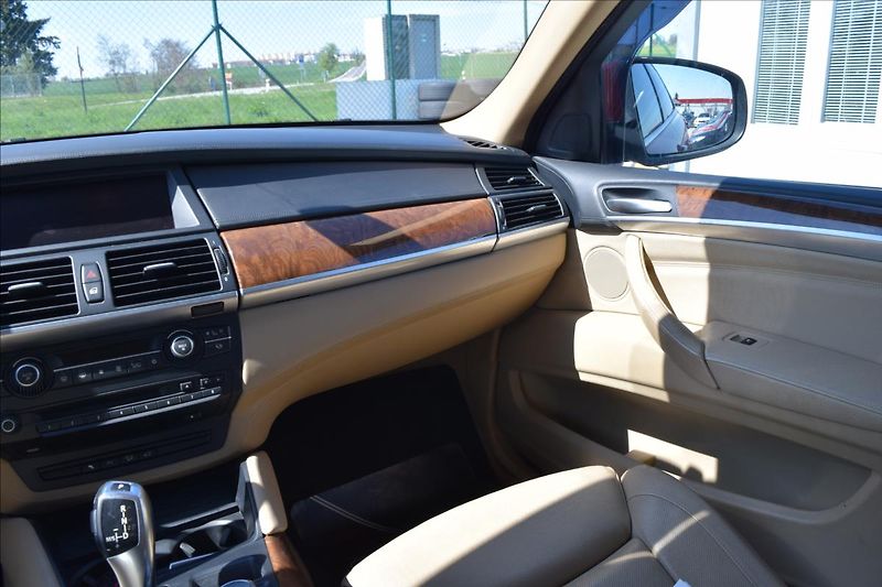 BMW X6 3,0 d 210KW AUTOMAT PO SERVISE - fotka 30 z 50