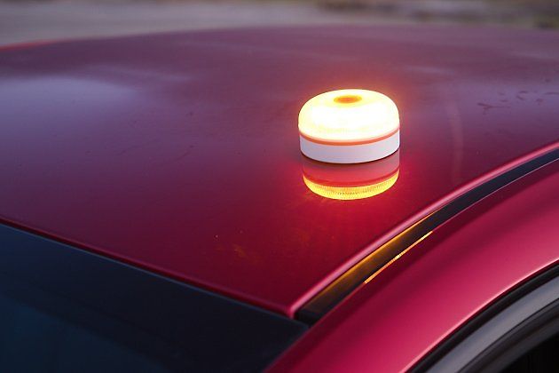 Nouzový maják takzvaný Warning Beacon Light V-16, zavedený od letošního roku ve Španělsku, nahrazuje výstražný trojúhelník., zdroj: Wikimedia Commons, HelpFlash Photos, CC BY-SA 4.0