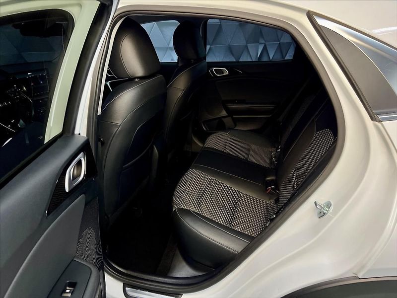 Kia Ceed 1.6 CRDi 100 KW 7DCT EXCLUSIVE - fotka 12 z 24