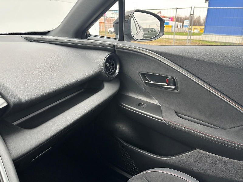 Toyota C-HR 2,0 HEV e-CVT GR Sport - fotka 23 z 29