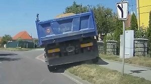 Řidič náklaďáku po bodnutí hmyzem zkolaboval. V Šumné se zastavil o bazén.